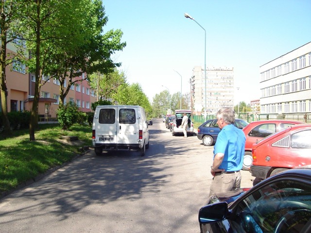 - Ten parking stanowi zagrożenie dla pieszych i spowalnia ruch - twierdzi Jerzy Kostkiewicz, mieszkaniec osiedla Zachód.