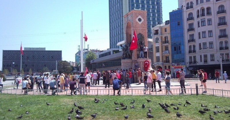 Plac Taksim w Stambule nazajutrz po upadku puczu