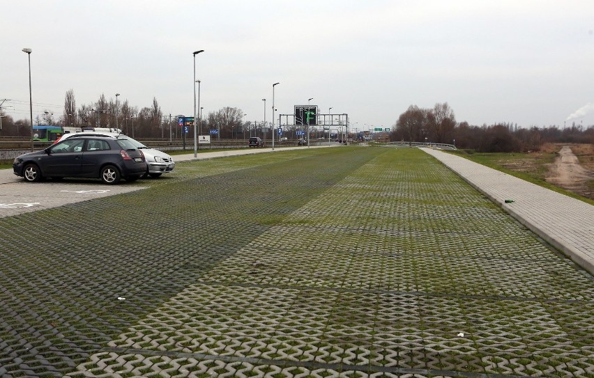 Pusty parking przy ul. Hangarowej w Szczecinie. Nawet radni kręcą nosem