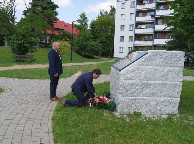 Składanie wieńców pod obeliskiem w centrum Stalowej Woli poświęconym ofiarom mordu na Wołyniu