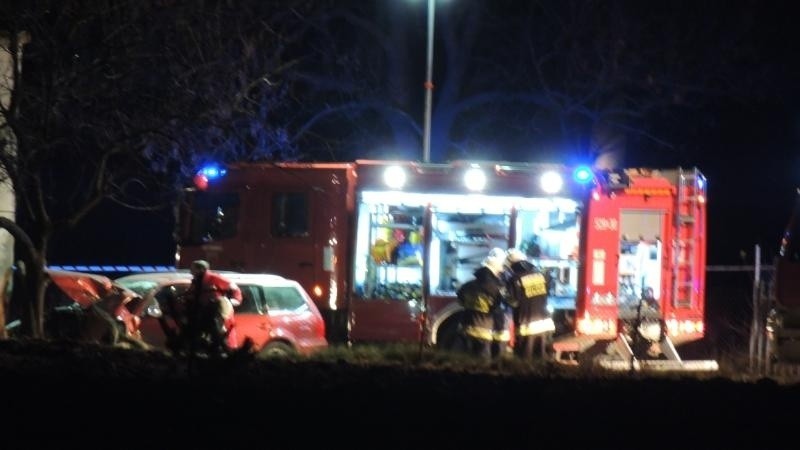 Śmiertelny wypadek w Zakrzowie. Auto uderzyło w budynek. Nie żyje kierowca (ZDJĘCIA, FILM)