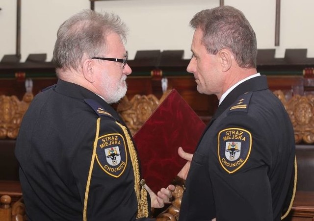 Tadeusz Rudnik (z prawej) pożegnał się ze służbą w straży miejskiej.