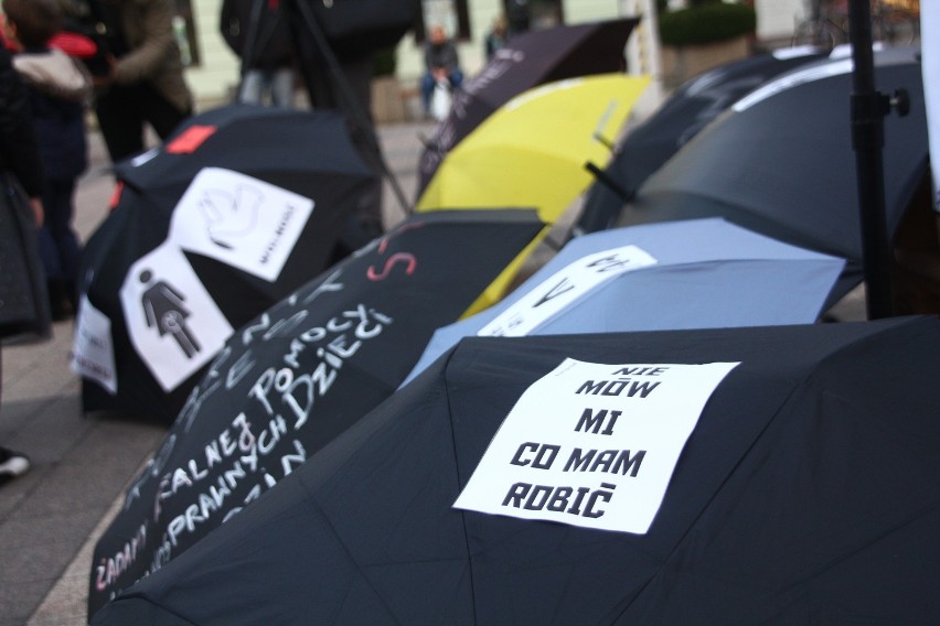 Drugi czarny protest w Rybniku - panie demonstrowały na rynku