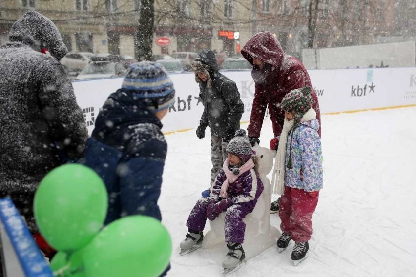 Na placu Wolnica łyżwiarze jeździli dla klimatu