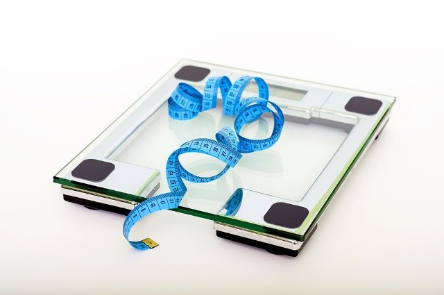 Tłuszcze nasycone to te, na które musimy uważać, ponieważ ich spożywanie w nadmiarze powoduje odkładanie złego cholesterolu, czyli frakcji LDL, co może wpływać na tworzenie się blaszki miażdżycowej, a tym samym prowadzić do miażdżycy, zawału czy udaru. Jak je ograniczyć w swojej diecie?>>>ZOBACZ WIĘCEJ NA KOLEJNYCH ZDJĘCIACH