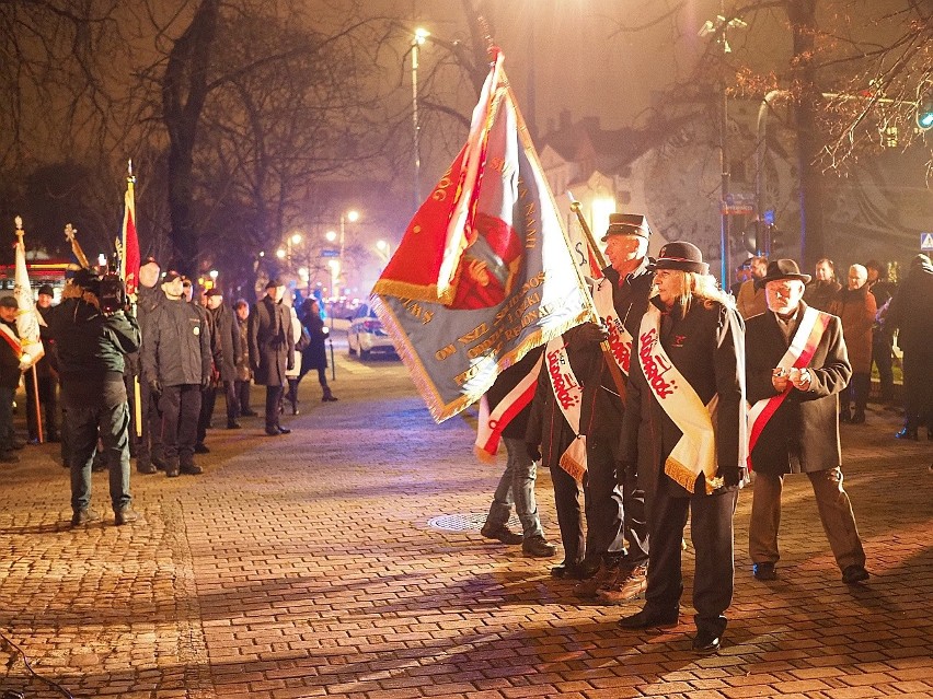 Obchody Dnia Pamięci Ofiar Stanu Wojennego w Łodzi. Milczący przemarsz, płonące świece i songi Jacka Kaczmarskiego