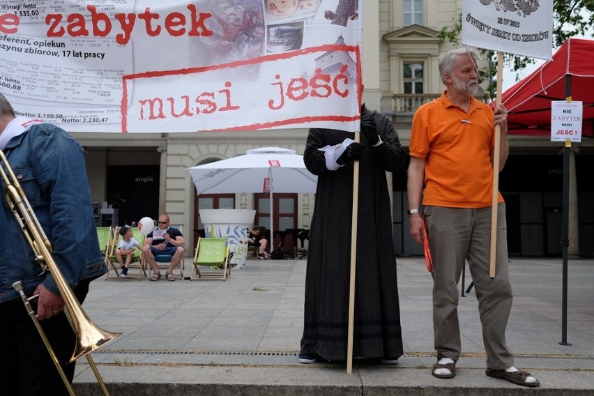 Protest pracowników instytucji kultury na placu Wolności