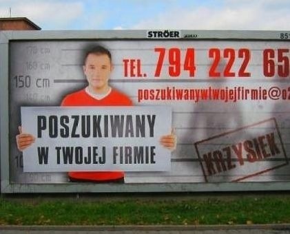 Na billboardach promuje się Krzysztof Krupiak, 25-letni zawodowy żołnierz z Oławy, który chce zainteresować swoją osobą przyszłych pracodawców.