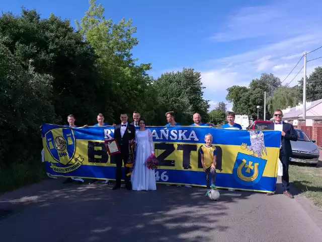 Piłkarze Baszty przygotowali niespodziankę w postaci weselnej bramy trenerowi Maciejowi Zalińskiemu, który w sobotę wziął ślub