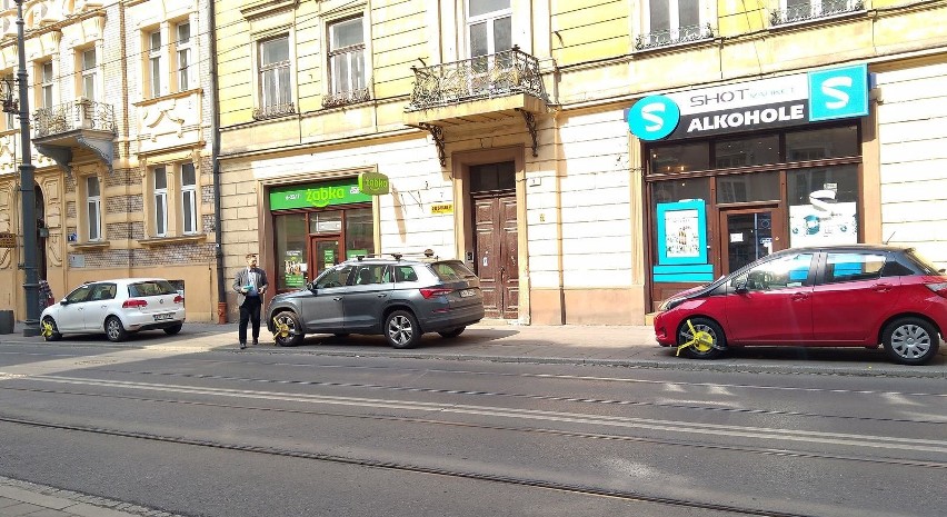 Kraków. Najlepsi z najlepszych mistrzów parkowania. Przeszli samych siebie w „pomysłowości”  [ZDJĘCIA]