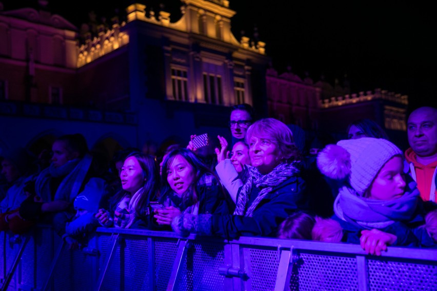 Sylwester 2017 Kraków. Gwiazdy roztańczyły Rynek Główny. Na scenie Kasia Moś, Natalia Nykiel i Bovska [ZDJĘCIA]