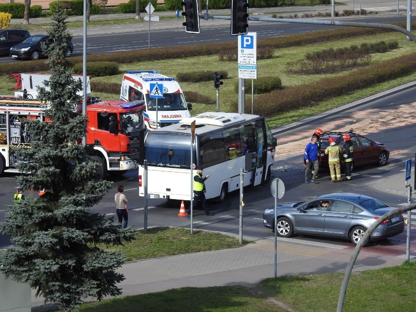 Wypadek w Białymstoku. Gigantyczne korki w centrum. Autobus zderzył się ze skodą (zdjęcia)