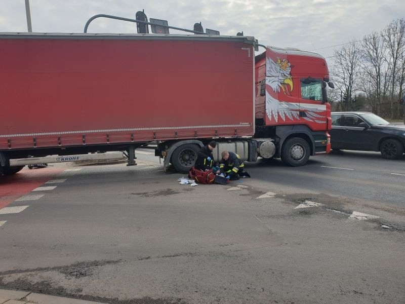 Kobieta zginęła pod kołami ciężarówki! Tragiczny wypadek w Łodzi