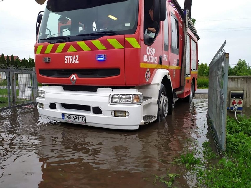 Podwrocławska Wenecja znów zalana. Strażacy pompowali wodę z domów przez wiele godzin (ZDJĘCIA)
