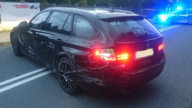 Katowiccy policjanci zajmujący się zwalczaniem przestępczości samochodowej odzyskali skradzione BMW i zatrzymali pasera, który kierował skradzionym pojazdem. Na czas trwającego postępowania podejrzany objęty został policyjnym dozorem. Zastosowano również poręczenie majątkowe w wysokości 10 tys. złotych. Mężczyźnie grozi kara do 5 lat więzienia.Fot. Policja