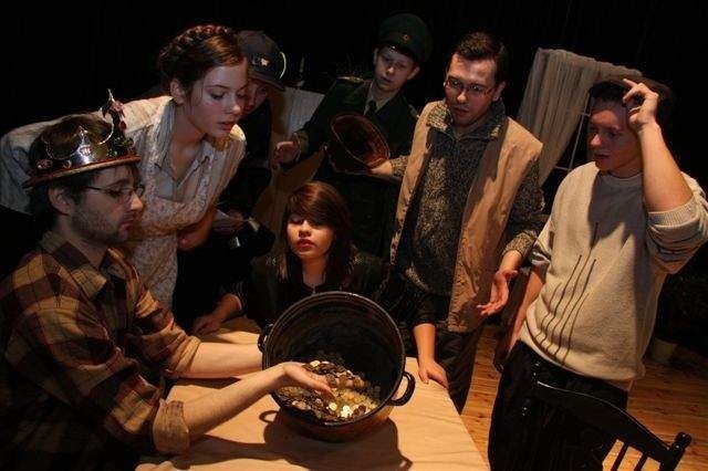 Aktorzy Bez Atu podczas próby sztuki "Łużycki król&#8221; Jurija Kocha. Teatr Aleksandry Patelskiej wystawił ją w Polsce jako pierwszy.