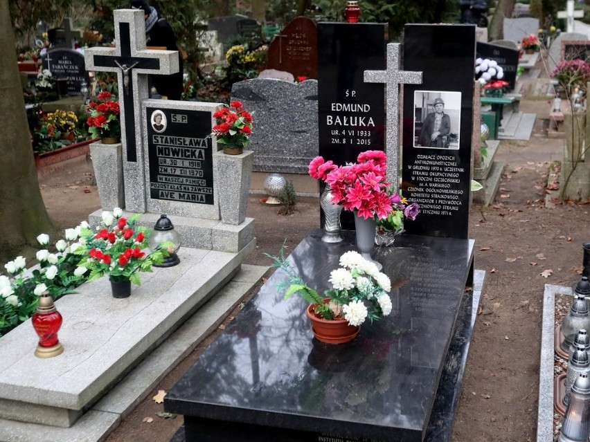 Kwiaty na grobach ofiar Grudnia`70. W poniedziałek główne uroczystości 