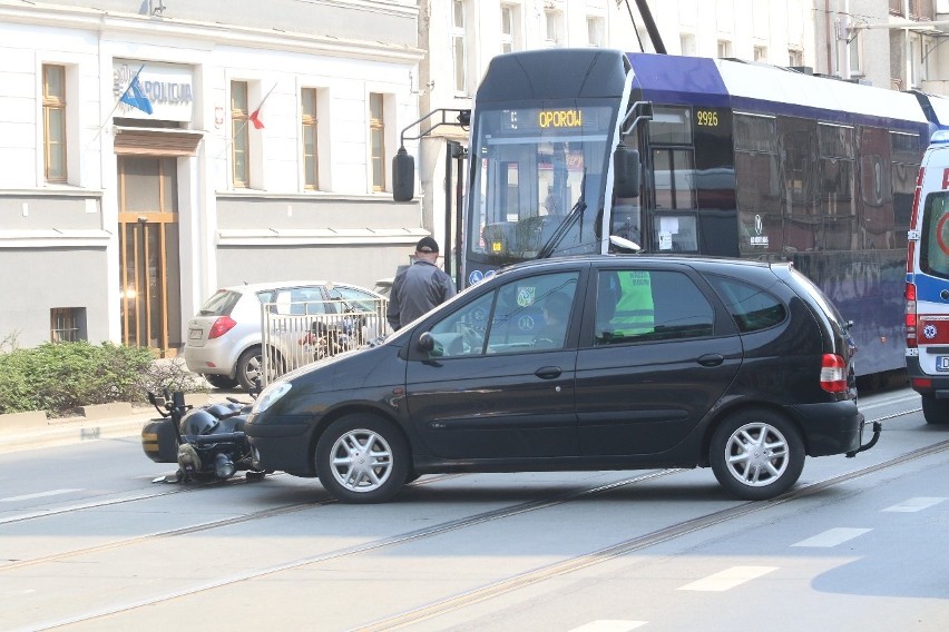 Wypadek na Traugutta. Motocyklista ranny, nie jeżdżą tramwaje (ZDJĘCIA)