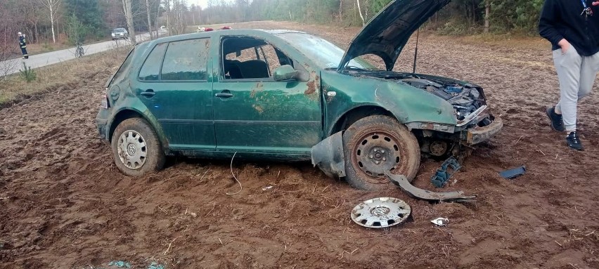Volkswagen passat wypadł z drogi w gminie Głowaczów.