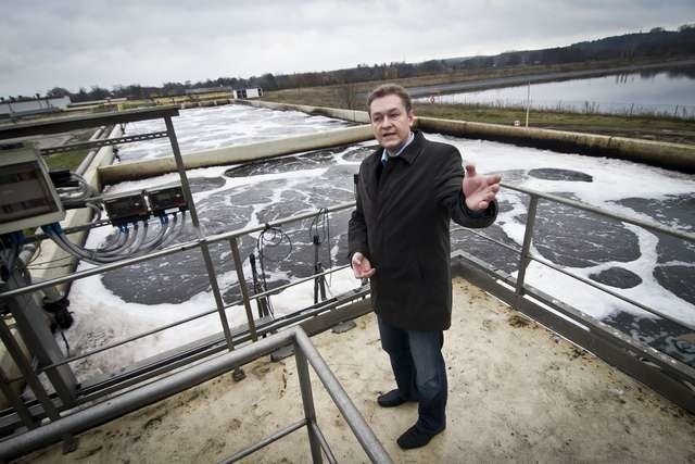 Oczyszczalnia Kapuściska. Na zdjęciu Jacek Stachecki, czuwający nad procesem technologicznym, objaśnia zasady funkcjonowania oczyszczalni