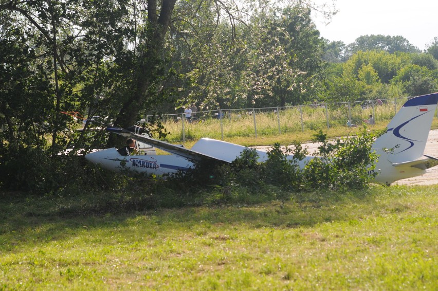 Awaryjne lądowanie szybowca w czasie Małopolskiego Pikniku Lotniczego, pokazy były wstrzymane