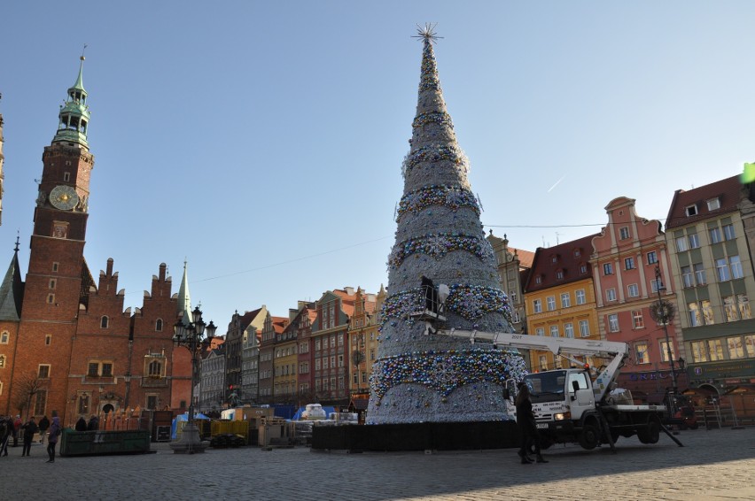 Choinka stanęła na wrocławskim Rynku. Zobacz, jak wygląda w tym roku [ZDJĘCIA]