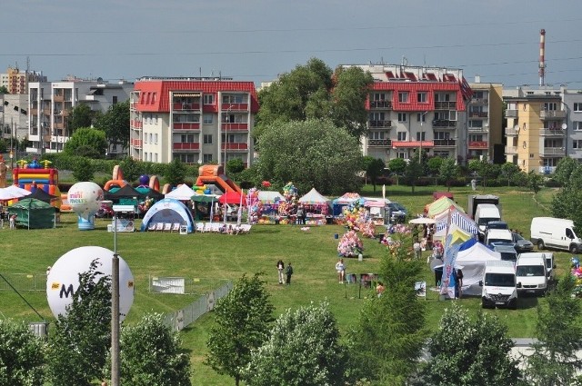 Wokół placu, gdzie od lat odbywają się Dni Malborka, rozkładają się stragany. W strefie gastronomii można było co roku napić się piwa.