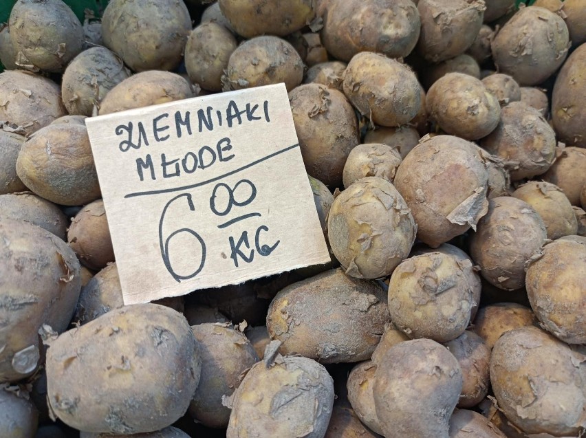 Młode ziemniaki po 6 złotych za kilogram.