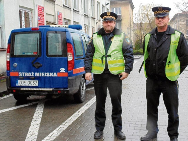 Arkadiusz Hac (z lewej) pracuje w straży od ośmiu lat. Jego współpracownik Zbigniew Król ma tu najdłuższy staż – 22 lata