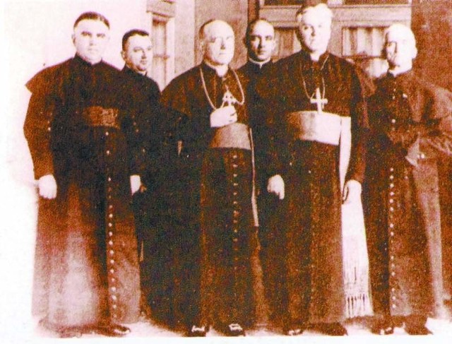 Księża z Branic podczas wizyty biskupa Schinzla z Ołomuńca (trzeci od lewej). Biskup Józef Martin Nathan stoi drugi od prawej.