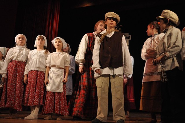 W programie zespołu zarówno małe formy teatralne jak i elementy tradycyjnego folkloru okolic Bielska Podlaskiego