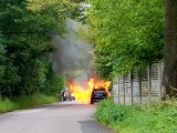 Pożar samochodu przy ul. Dybowskiej w Toruniu [ZDJĘCIA]