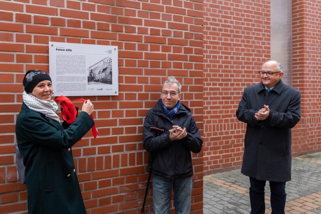 W środę, 23 listopada odsłonięta została tablica pamiątkowa ALFA-FOTON, upamiętniająca bydgoską historię fotografii. Uroczystość odbyła się z okazji 18. urodzin Muzeum Fotografii, mieszczącym się przy ul. Garbary 3 w Bydgoszczy.