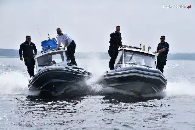 Zgłoszenie dotarło do służb ratunkowych w niedzielę, 9 lipca, w późnych godzinach wieczornych. Wynikało z niego, że na Słonecznej Plaży nad Jeziorem Pławniowickim zaginął młody mężczyzna. Na miejsce natychmiast ruszyli strażacy i policjanci. 