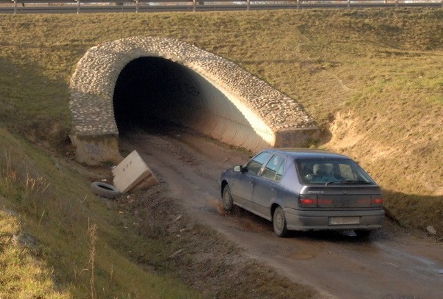 Betonowe zapory przed tunelem ktoś odwalił na boki. A auta rzeczywiście jeżdżą tędy dość często - 15 minut wystarczyło reporterowi, żeby doczekać przejeżdżającego samochodu