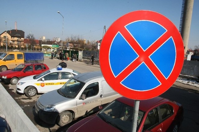 W środę kierowcy mimo zakazu parkowali samochody na pętli autobusowej koło Powiatowego Urzędu Pracy.