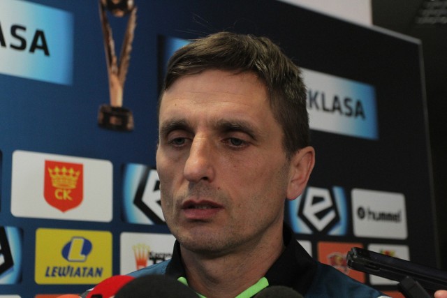 Trener Korony Marcin Brosz ma w zespole kadrowe problemy przed meczem z Wisłą. 