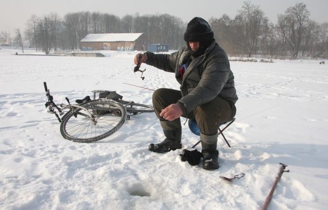 Śnieg i mróz to nie powód, by rower zostawić w domu - twierdzi pan Waldemar.