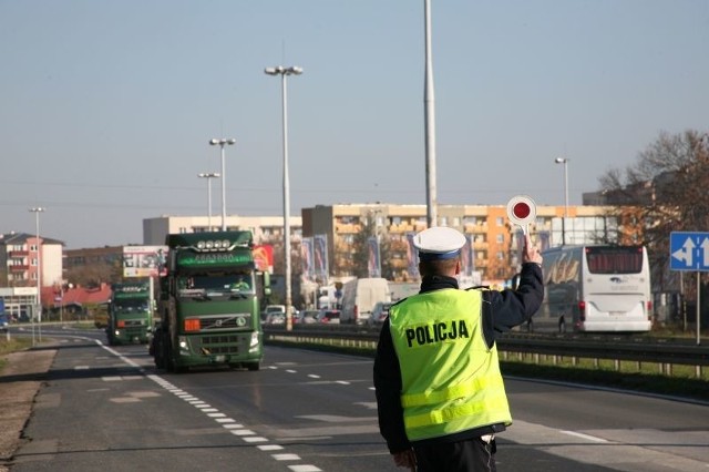 Policjanci koncentrowali się na sprawdzaniu pojazdów transportujących towary niebezpieczne &#8211; groźne dla środowiska, na przykład materiałów żrących i wybuchowych, cieczy zapalnych.