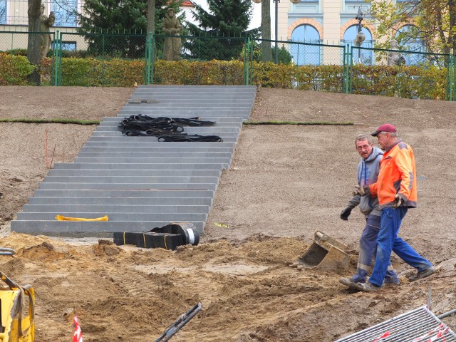 Nowe schody na wzgórzu uniwersyteckim mają być gotowe w grudniu.