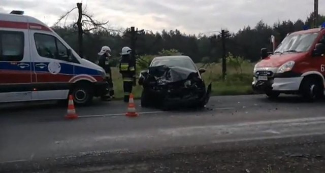 Ze wstępnych ustaleń tarnogórskiej policji wynika, że na DW 908 między Miasteczkiem Śląskim i Tarnowskimi Górami zderzyły się cztery samochody.