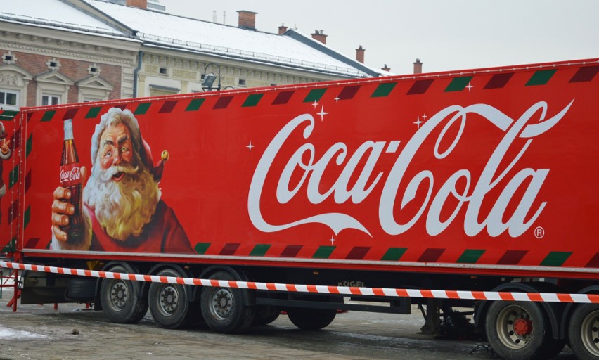 Nowy Sącz. Ciężarowka Coca Coli przyjechała na rynek. Trwają przygotowania do otwarcia[ZDJĘCIA]