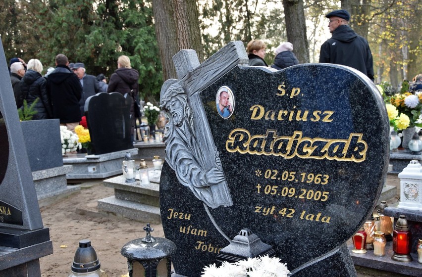 Cmentarz w Pakości 1 listopada odwiedziły tysiące...