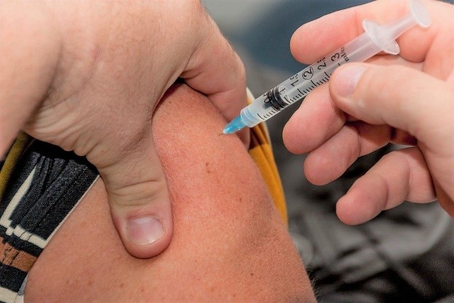 W aptekach oraz punktach szczepień pojawiły się już pierwsze szczepionki przeciw grypie