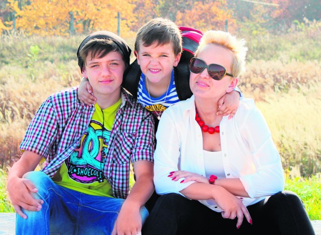 (od lewej): 15-letni Alan, jego 7-letni brat Alex oraz ich mama – Magdalena