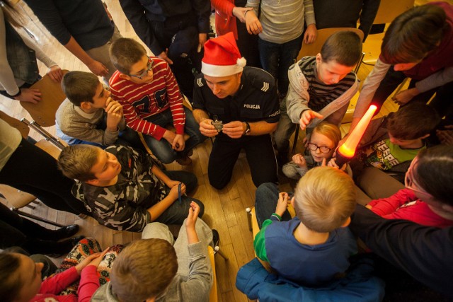 Policjanci z komisariatu Bydgoszcz Śródmieście wcielili się w świętych Mikołajów i odwiedzili ośrodek L. Braille’a.
