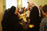 Ubodzy i samotni zjedli śniadanie wielkanocne przygotowane przez Caritas [ZDJĘCIA]