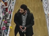Bydgoszcz. Policja poszukuje mężczyzny widocznego na zdjęciach. Podejrzany jest o kradzież w drogerii