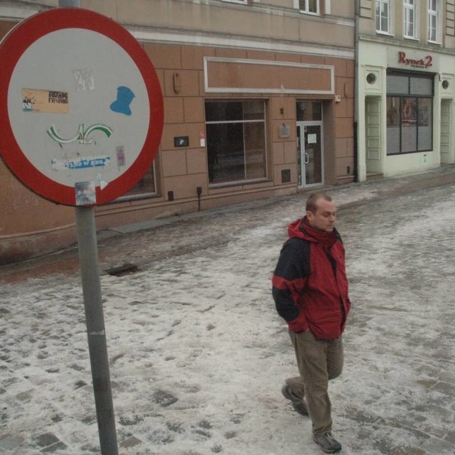 Tak wygląda opolski rynek wczesnym popołudniem. Wzdłuż kamieniczek przemykają nieliczni przechodnie. Coraz częściej w drodze do bankomatu.