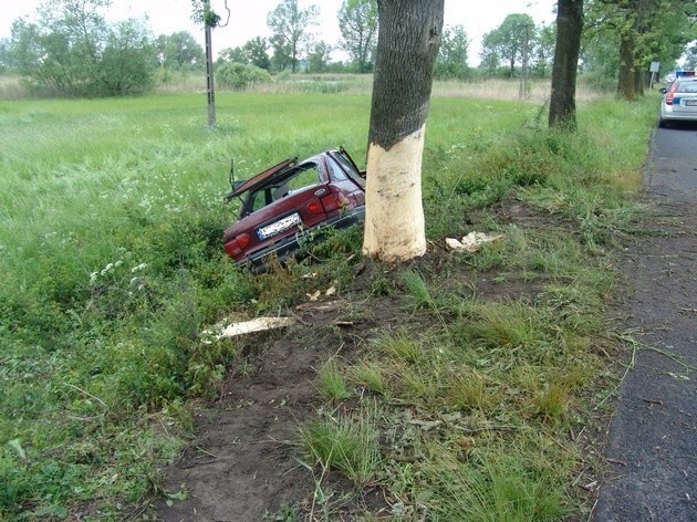 Ford escort uderzył w drzewo